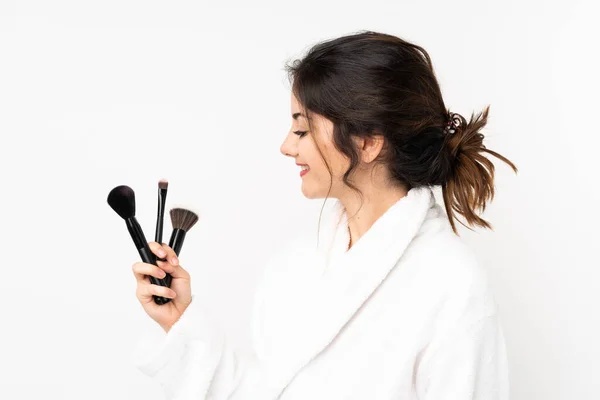Joven Mujer Caucásica Aislada Sobre Fondo Blanco Sosteniendo Cepillo Maquillaje — Foto de Stock