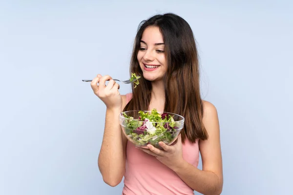 Jovem Caucasiana Segurando Uma Salada Isolada Fundo Azul — Fotografia de Stock