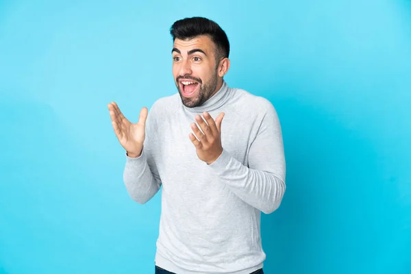 Hombre Caucásico Sobre Fondo Azul Aislado Con Expresión Facial Sorpresa — Foto de Stock