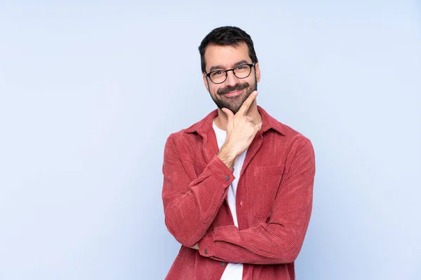 Joven Hombre Caucásico Con Chaqueta Pana Sobre Fondo Azul Sonriendo —  Fotos de Stock