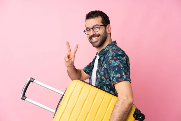 Young Caucasian Man Isolated Background Vacation Travel Suitcase Making Victory — Stock fotografie