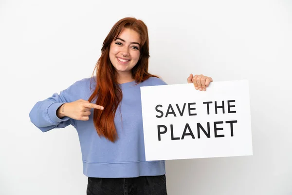 年轻的红头发女人被隔离在白色背景下 手持标语牌 上面写着 拯救地球 并指着它 — 图库照片