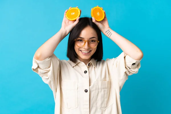 Ung Kaukasisk Kvinna Isolerad Blå Bakgrund Håller Orange — Stockfoto