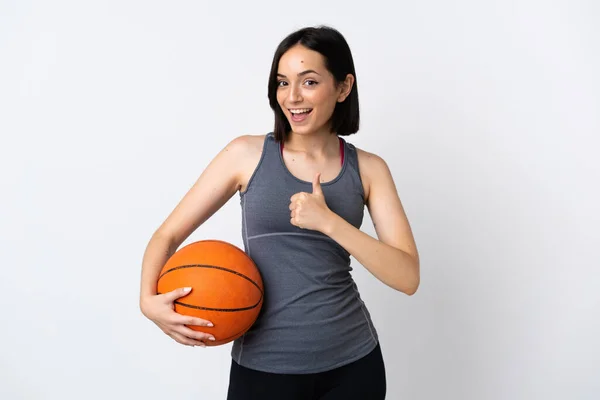 배경에서 고립된 농구를 여자가 엄지손가락을 치켜들고 몸짓을 — 스톡 사진
