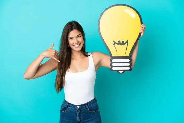 Young Brazilian Woman Isolated Blue Background Holding Bulb Icon Doing — Stockfoto