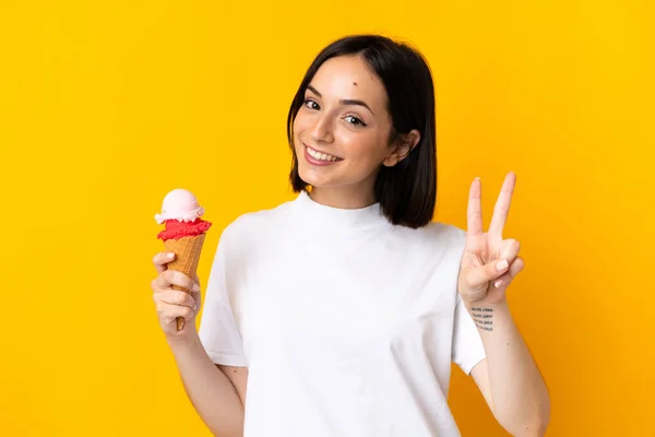 Mulher Caucasiana Jovem Com Sorvete Corneto Isolado Fundo Amarelo Sorrindo — Fotografia de Stock