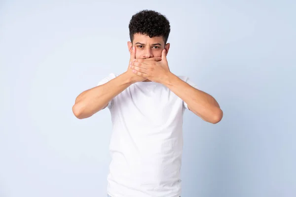 Ung Marockansk Man Isolerad Blå Bakgrund Täcker Munnen Med Händerna — Stockfoto