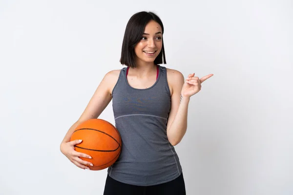 Jovem Mulher Jogando Basquete Isolado Fundo Branco Com Intenção Realizar — Fotografia de Stock