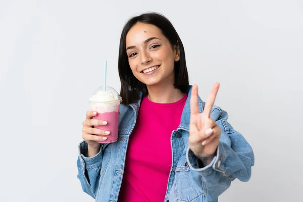 Jonge Vrouw Met Aardbei Milkshake Geïsoleerd Witte Achtergrond Glimlachen Tonen — Stockfoto