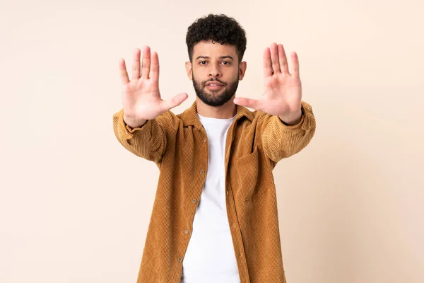 Ung Marockansk Man Isolerad Beige Bakgrund Gör Stopp Gest Och — Stockfoto