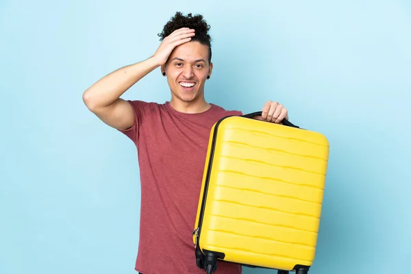 Caucasian Man Isolated Blue Background Vacation Travel Suitcase Surprised — Stock fotografie