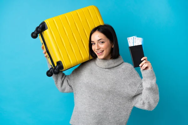Jonge Blanke Vrouw Geïsoleerd Blauwe Achtergrond Vakantie Met Koffer Paspoort — Stockfoto