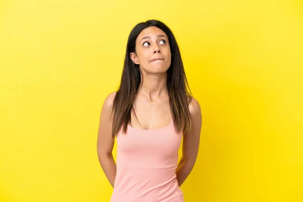 Jeune Femme Caucasienne Isolée Sur Fond Jaune Regardant Vers Haut — Photo