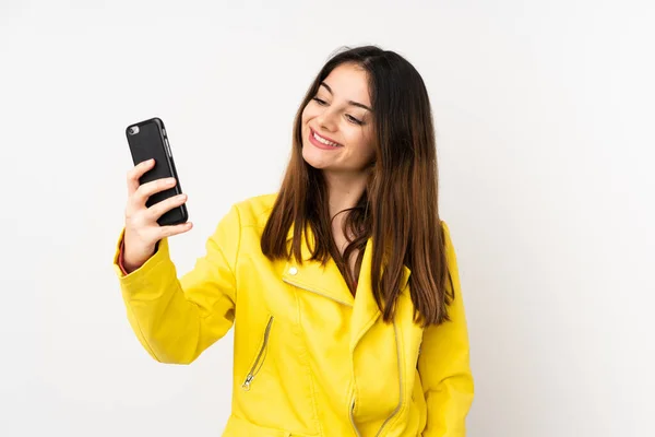 Mujer Joven Caucásica Aislada Sobre Fondo Blanco Haciendo Una Selfie —  Fotos de Stock