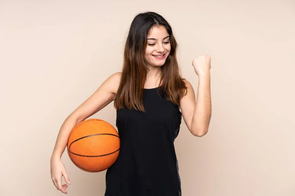 Joven Mujer Caucásica Aislada Sobre Fondo Beige Jugando Baloncesto —  Fotos de Stock