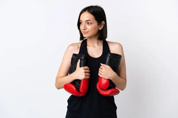 Mujer Joven Caucásica Aislada Sobre Fondo Blanco Con Guantes Boxeo —  Fotos de Stock