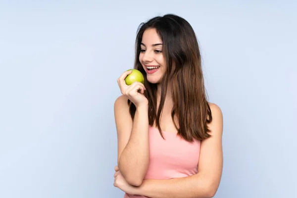 Mavi Arka Planda Izole Edilmiş Beyaz Bir Kadın Elma Yiyor — Stok fotoğraf