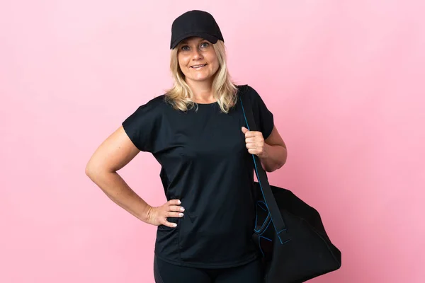Middle Age Woman Sport Bag Isolated Pink Background Posing Arms — Stock Fotó