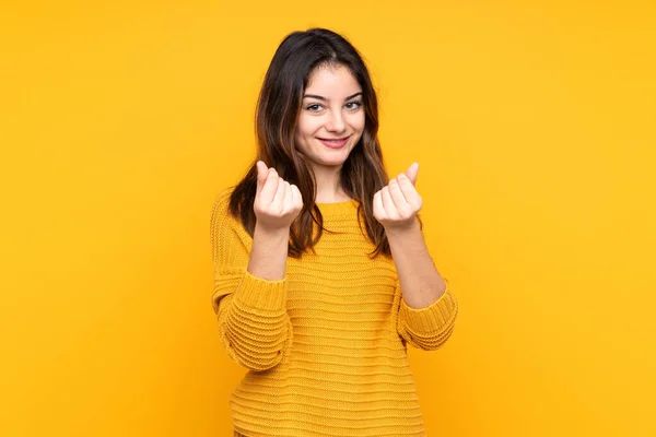 Mujer Joven Caucásica Aislada Sobre Fondo Amarillo Haciendo Gesto Dinero — Foto de Stock