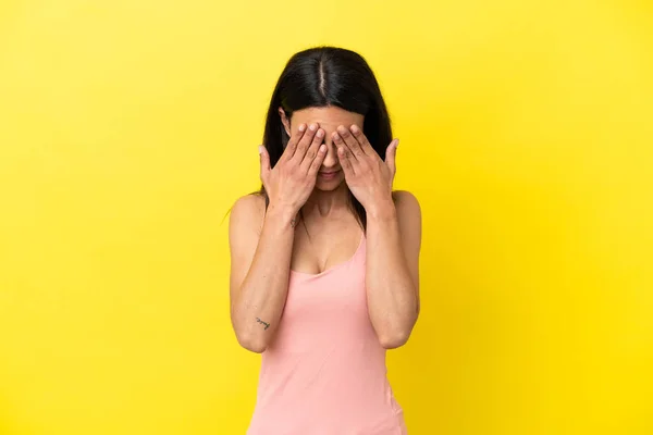 Junge Kaukasierin Isoliert Auf Gelbem Hintergrund Mit Müdem Und Krankem — Stockfoto