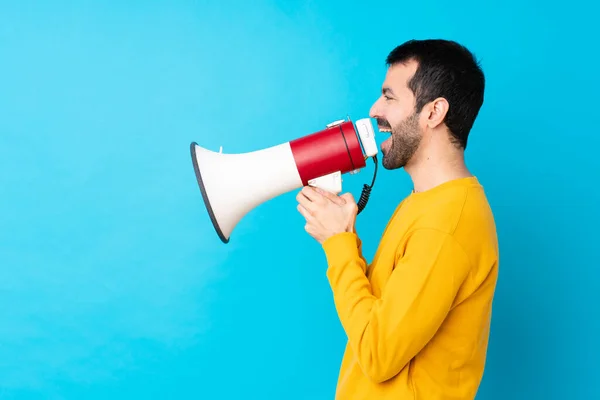 Young Caucasian Man Isolated Blue Background Shouting Megaphone — Stock Photo, Image