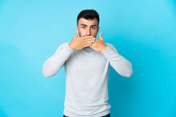 Vit Man Över Isolerad Blå Bakgrund Täcker Munnen Med Händerna — Stockfoto