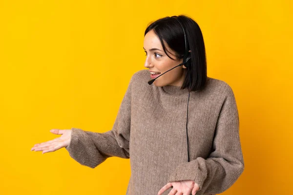 Jovem Mulher Telemarketer Isolado Fundo Amarelo Com Expressão Surpresa Olhar — Fotografia de Stock