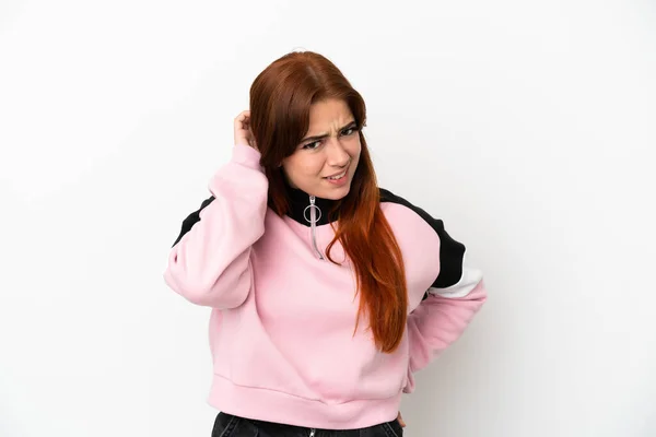 Mulher Ruiva Jovem Isolado Fundo Branco Com Dúvidas — Fotografia de Stock