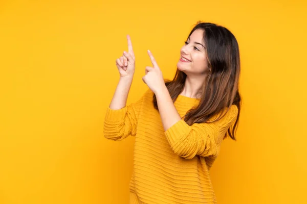 Jovem Caucasiana Isolada Fundo Amarelo Apontando Com Dedo Indicador Uma — Fotografia de Stock