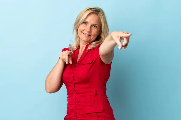 Middelbare Leeftijd Vrouw Geïsoleerd Blauwe Achtergrond Wijzend Front Met Gelukkige — Stockfoto