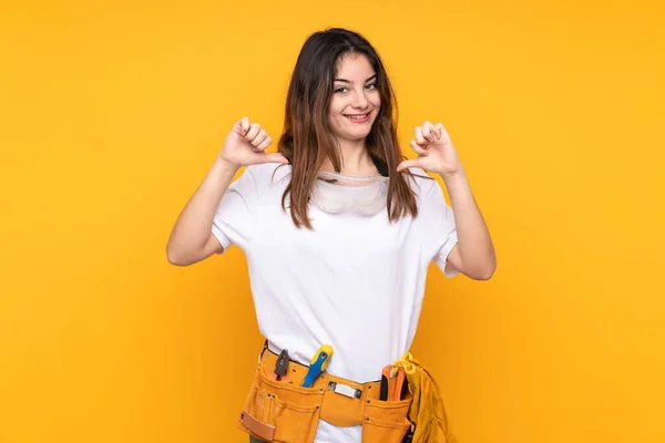 Jonge Elektricien Vrouw Geïsoleerd Gele Achtergrond Trots Zelfvoldaan — Stockfoto