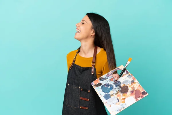 Joven Artista Caucásica Sosteniendo Una Paleta Aislada Sobre Fondo Azul —  Fotos de Stock