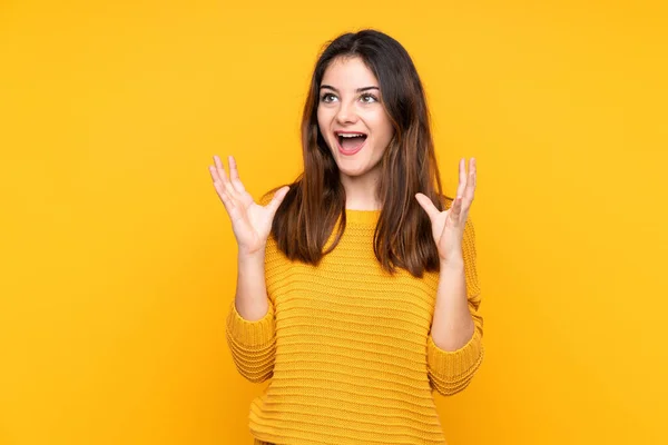 Giovane Donna Caucasica Isolata Sfondo Giallo Con Espressione Facciale Sorpresa — Foto Stock