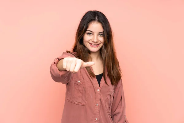 年轻的高加索女人 在粉红的背景上孤立无援 竖起大拇指做手势 — 图库照片