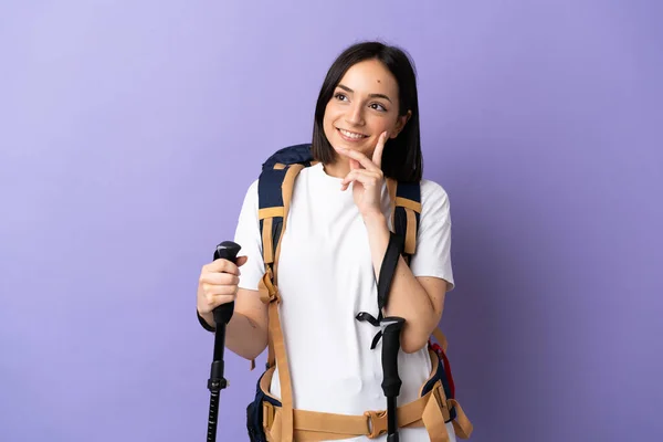 Young Caucasian Woman Backpack Trekking Poles Isolated Blue Background Thinking — Stock Photo, Image