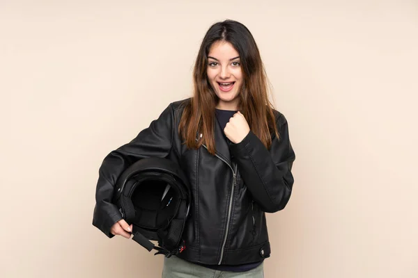 Mulher Com Capacete Motocicleta Isolado Fundo Bege Comemorando Uma Vitória — Fotografia de Stock