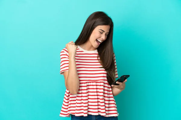 Jeune Femme Brésilienne Isolée Sur Fond Bleu Avec Téléphone Position — Photo