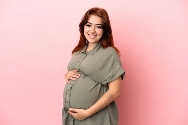 Giovane Rossa Donna Caucasica Isolato Sfondo Rosa Incinta Felice — Foto Stock