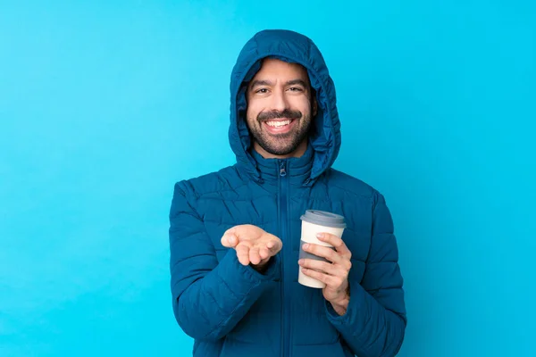 Uomo Indossando Giacca Invernale Tenendo Caffè Asporto Sfondo Blu Isolato — Foto Stock