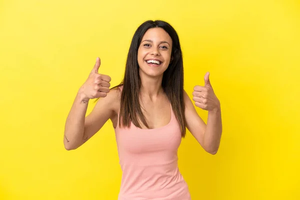 Mujer Joven Caucásica Aislada Sobre Fondo Amarillo Dando Gesto Hacia —  Fotos de Stock