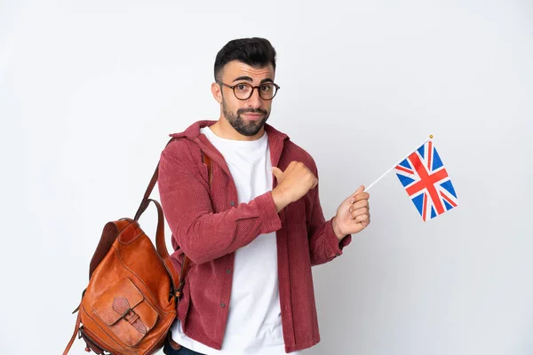 Jovem Hispânico Segurando Uma Bandeira Reino Unido Orgulhoso Auto Satisfeito — Fotografia de Stock