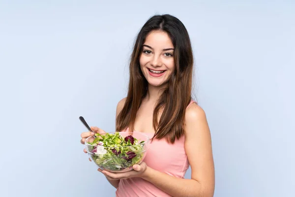 Jovem Caucasiana Segurando Uma Salada Isolada Fundo Azul — Fotografia de Stock