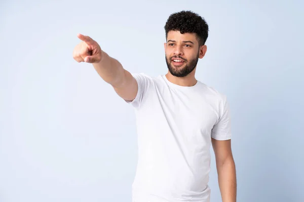 Joven Hombre Marroquí Aislado Sobre Fondo Azul Apuntando — Foto de Stock