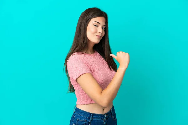 Jonge Braziliaanse Vrouw Geïsoleerd Blauwe Achtergrond Trots Zelfvoldaan — Stockfoto