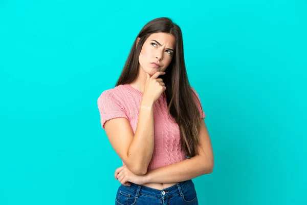 Jeune Femme Brésilienne Isolée Sur Fond Bleu Ayant Des Doutes — Photo