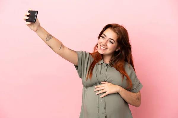 Młoda Ruda Biały Kobieta Izolowane Różowy Tle Ciąży Selfie — Zdjęcie stockowe