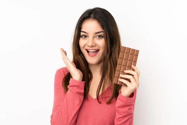 Mladá Běloška Žena Izolované Růžovém Pozadí Čokoládovou Tabletu Překvapený — Stock fotografie