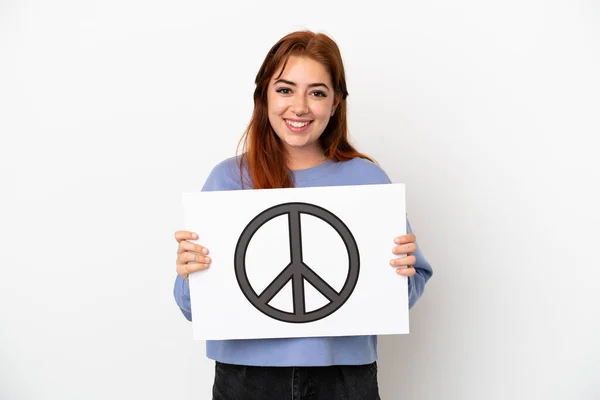 Młoda Ruda Kobieta Odizolowana Białym Tle Tabliczką Symbolem Pokoju Szczęśliwym — Zdjęcie stockowe