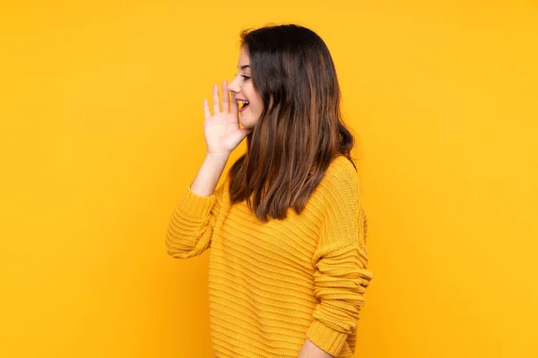 Mujer Joven Caucásica Aislada Sobre Fondo Amarillo Gritando Con Boca —  Fotos de Stock