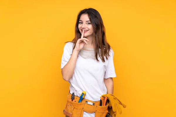 Jonge Elektricien Vrouw Boven Geïsoleerd Gele Achtergrond Doen Stilte Gebaar — Stockfoto